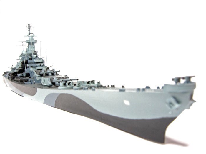 実艦 米海軍戦艦ミズーリ。 ・1/700キット メーカ ：タミヤ 材質