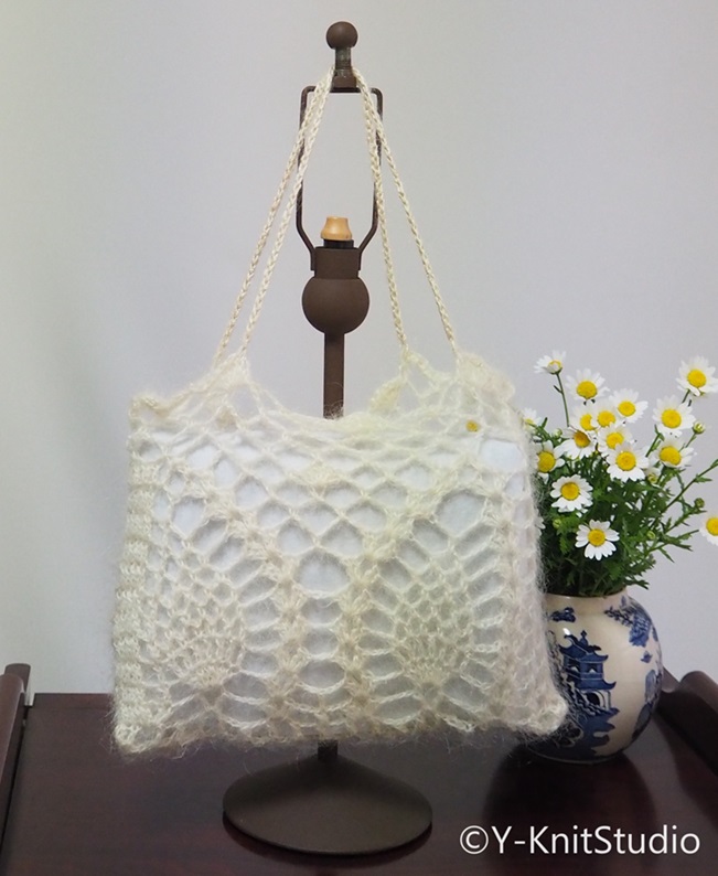 パイナップル編みのバッグ、Crocheted Purse with Pineapple Pattern