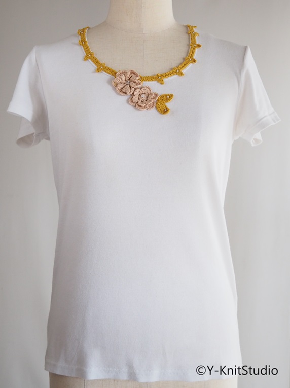 モチーフの襟飾り、decorated collar with crocheted motifs