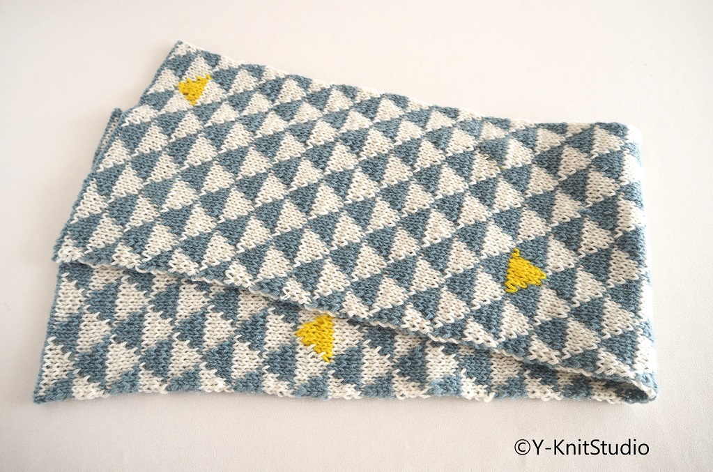 ウロコマフラー、リバーシブル編み、a geometric pattern scarf