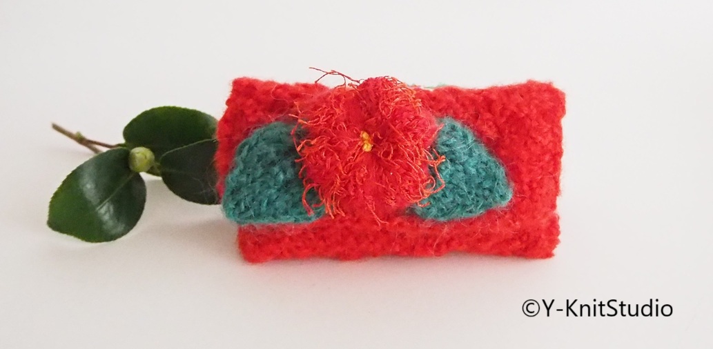 毛糸の小もの入れ　a knitted  purse