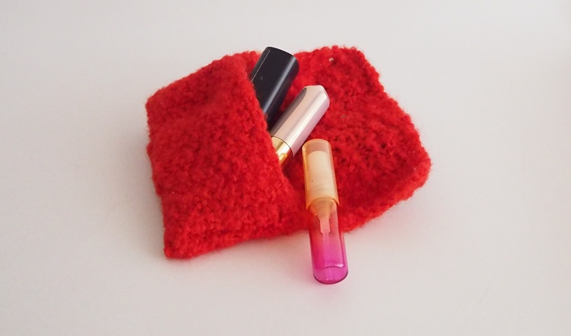 毛糸の小もの入れ　a knitted  purse